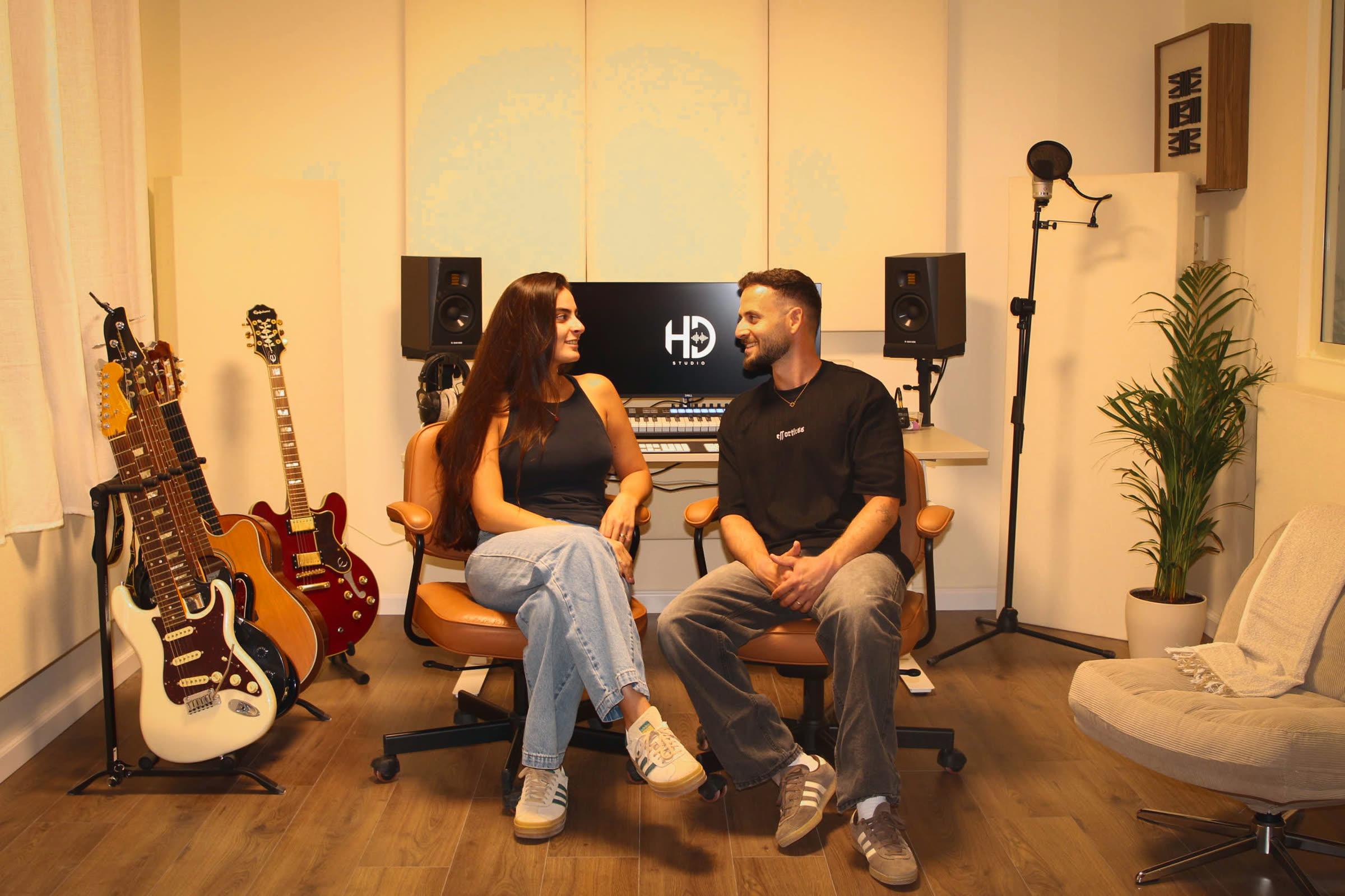 הדר אבני ודקלה תפילין, מייסדי HD Studio, יושבים בחדר הבקרה